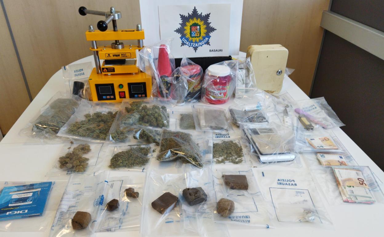 En el local se han incautado 336 gramos de marihuana, 133 de hachís y 683 euros, además de una prensa electrónica, tres básculas de precisión y envoltorios para la distribución./