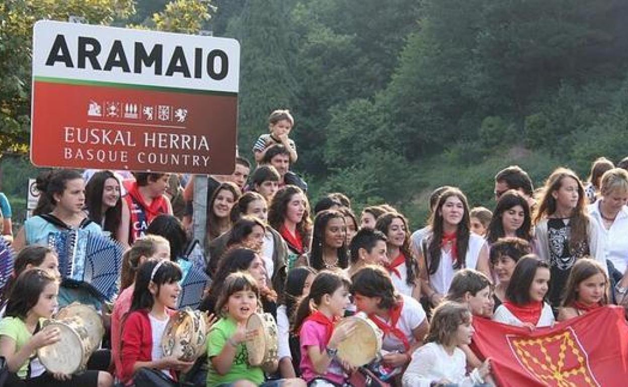 Aramaio 2014an bihurtu zen Euskal Herriaren 'irudi korporatibo nazionala' aplikatu zuen lehen udalerria.