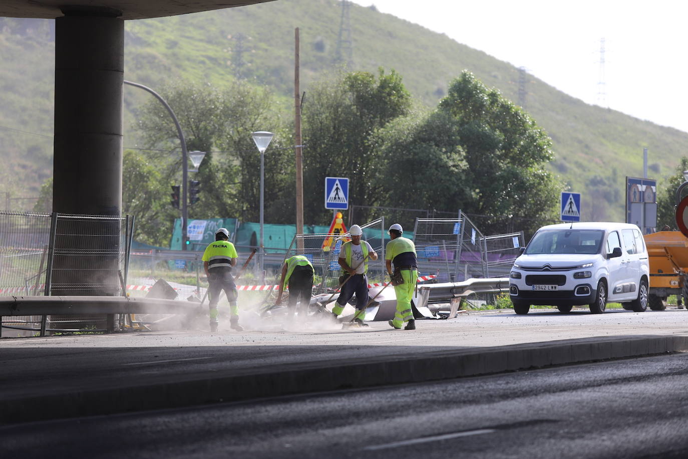 Fotos: Se desprende una pieza de las obras del puente de Rontegi sobre la carretera de Lutxana