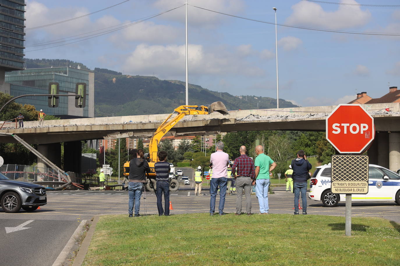 Fotos: Se desprende una pieza de las obras del puente de Rontegi sobre la carretera de Lutxana
