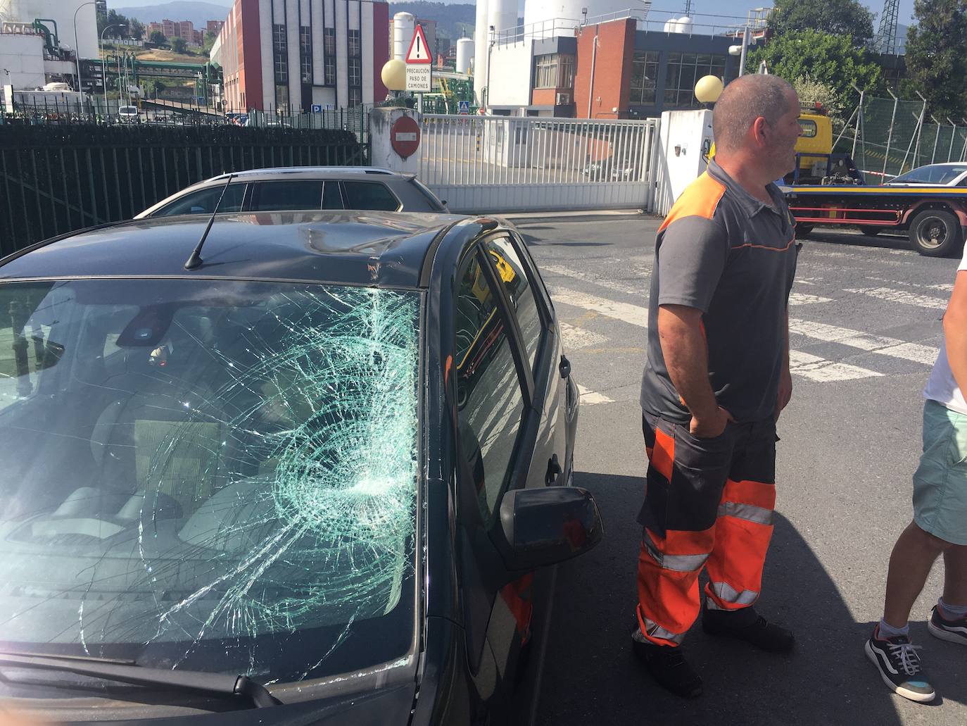 Fotos: Se desprende una pieza de las obras del puente de Rontegi sobre la carretera de Lutxana