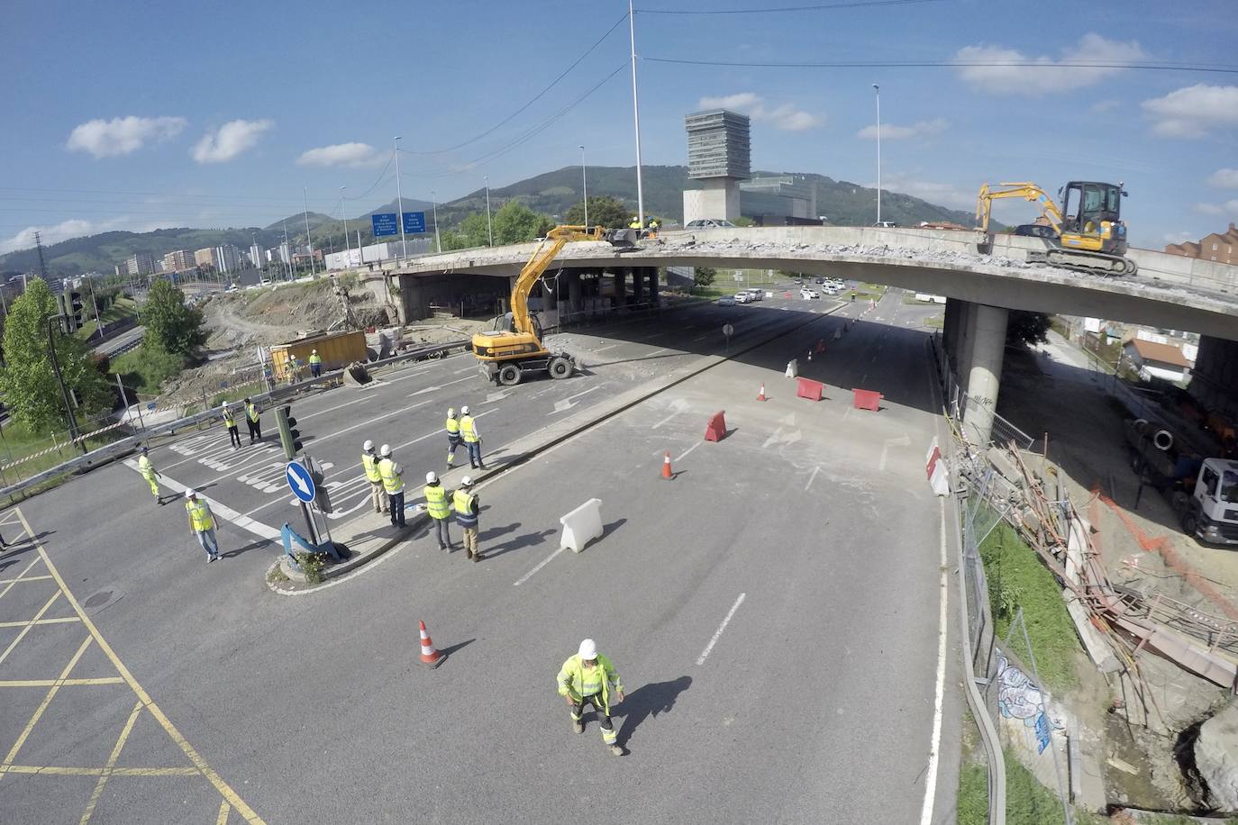 Fotos: Se desprende una pieza de las obras del puente de Rontegi sobre la carretera de Lutxana