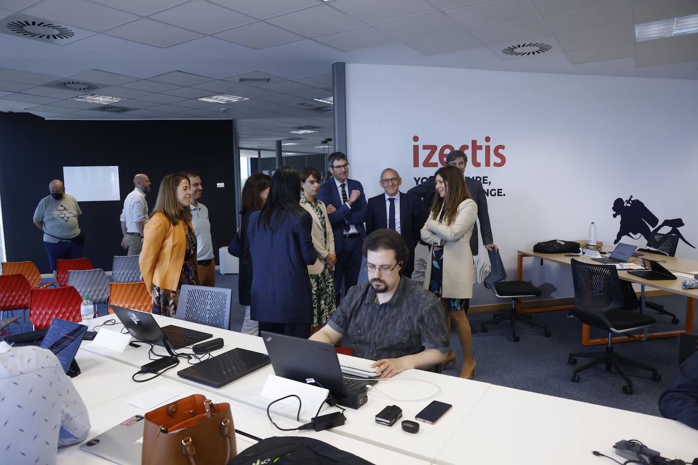 La consultora Izertis estrena en Miñano su sede con 70 ingenieros informáticos