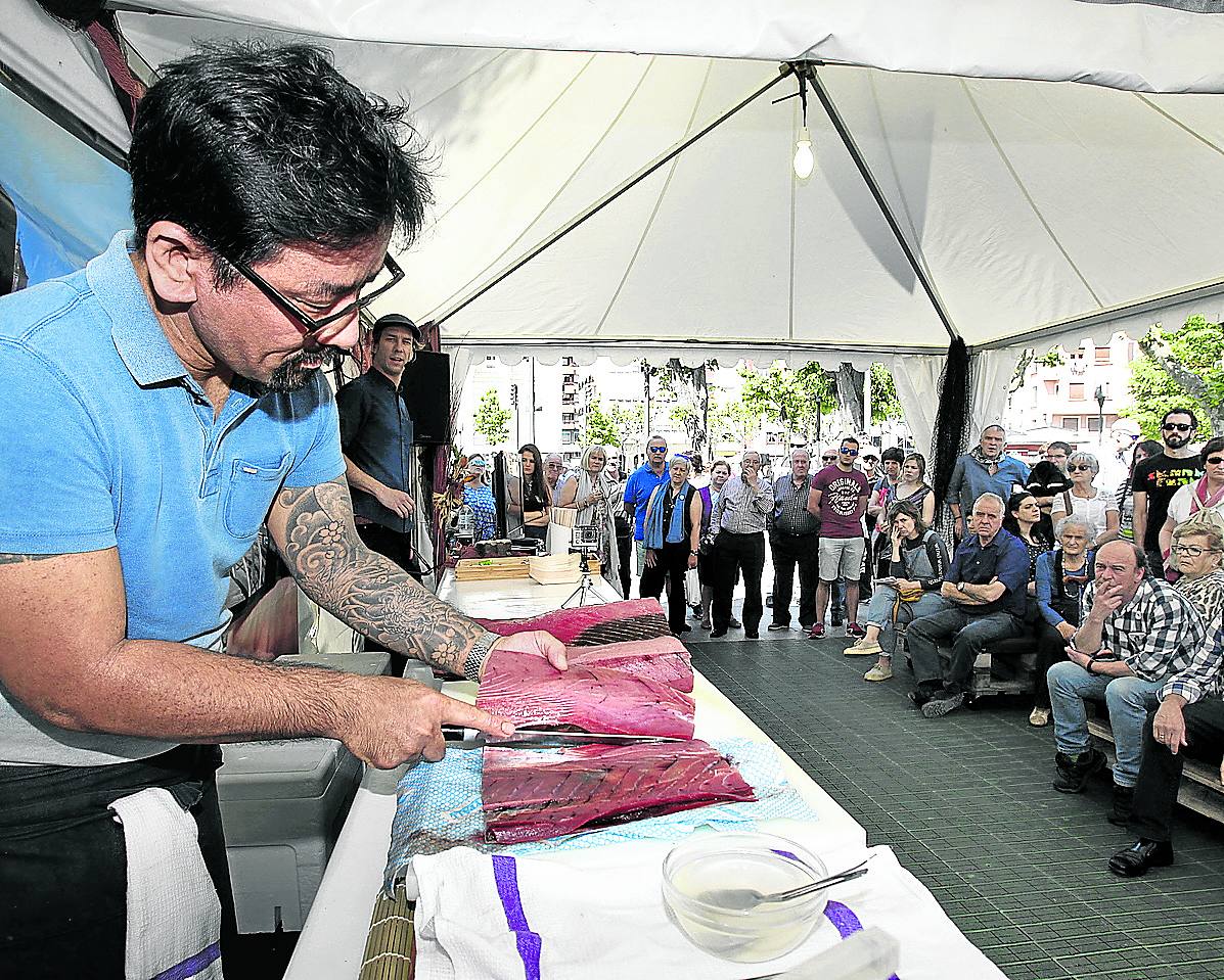 El chef japonés Rui Maehara despieza ante el público los lomos de un atún en la Arrain Azoka. 