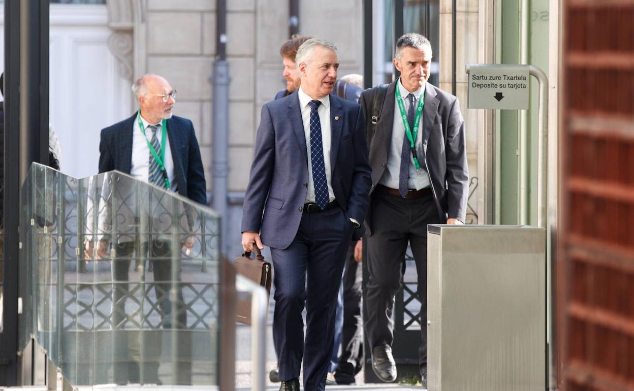 El lehendakari, Iñigo Urkullu, a su entrada al Parlamento vasco. 