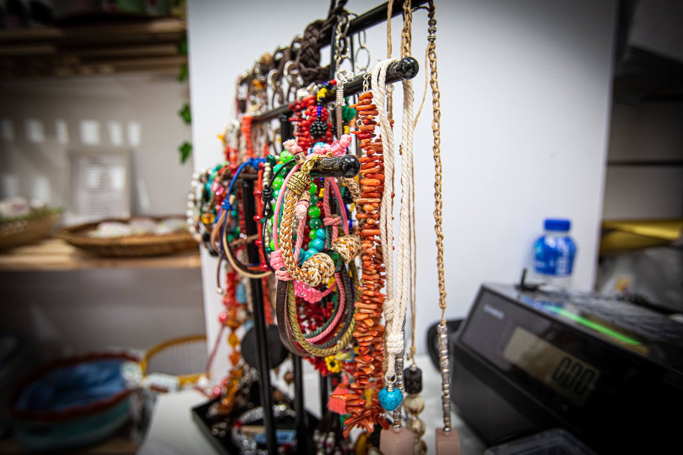 Fotos: Una tienda con diez firmas de mujeres artesanas abre sus puertas frente al Museo de Bellas Artes