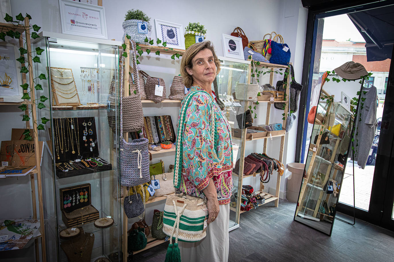 Fotos: Una tienda con diez firmas de mujeres artesanas abre sus puertas frente al Museo de Bellas Artes