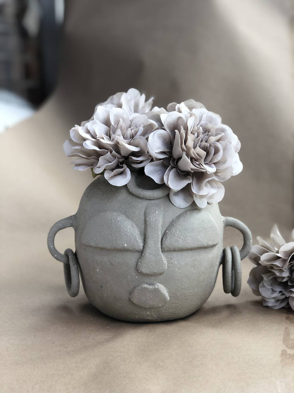 Fotos: Una profesora de Algorta crea originales jarrones inspirados en las historias de sus alumnos