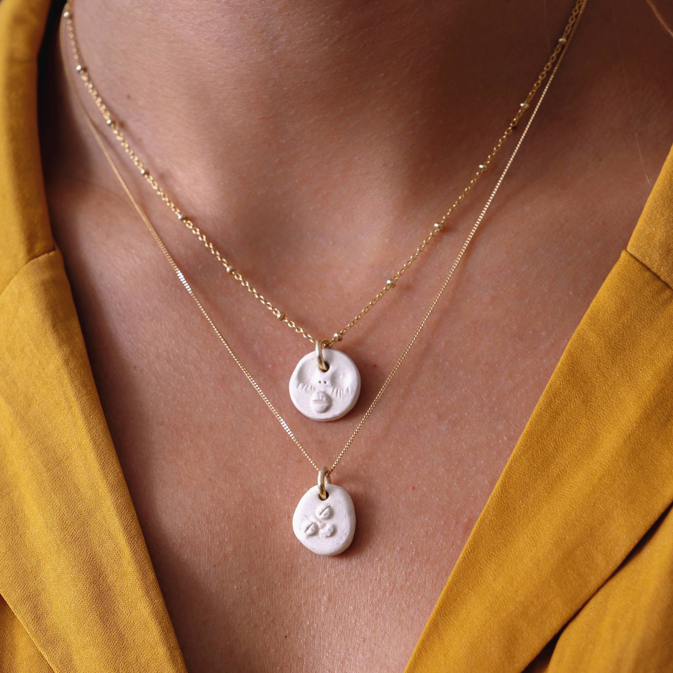 Fotos: Una profesora de Algorta crea originales jarrones inspirados en las historias de sus alumnos