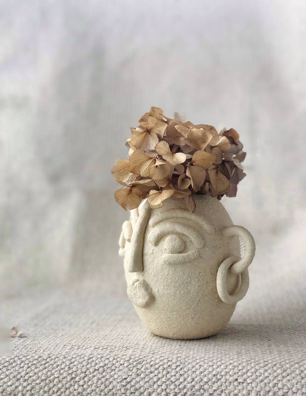 Fotos: Una profesora de Algorta crea originales jarrones inspirados en las historias de sus alumnos