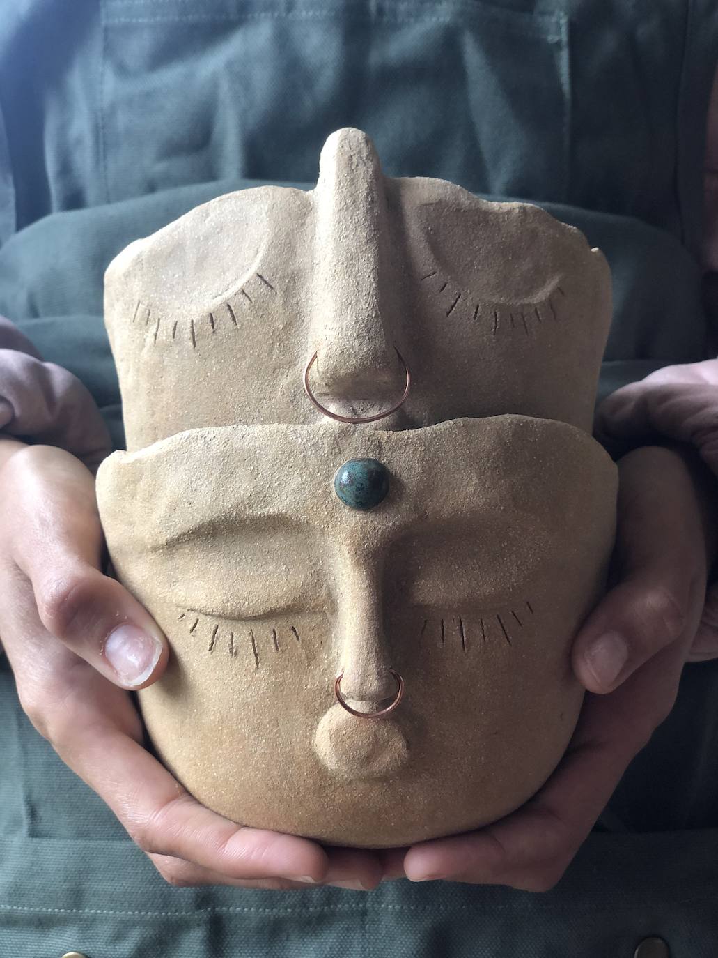 Fotos: Una profesora de Algorta crea originales jarrones inspirados en las historias de sus alumnos