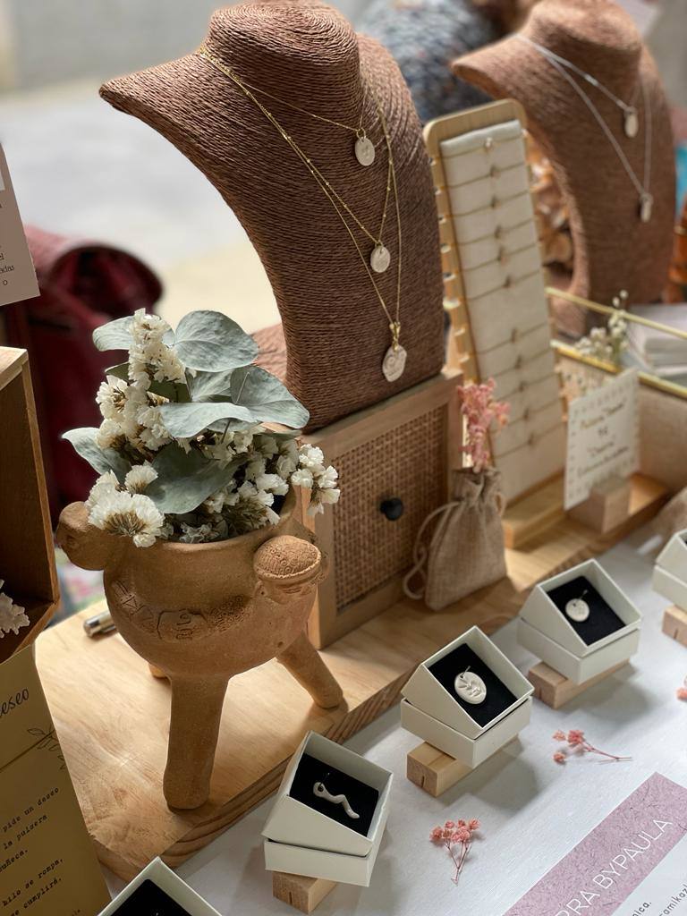 Fotos: Una profesora de Algorta crea originales jarrones inspirados en las historias de sus alumnos