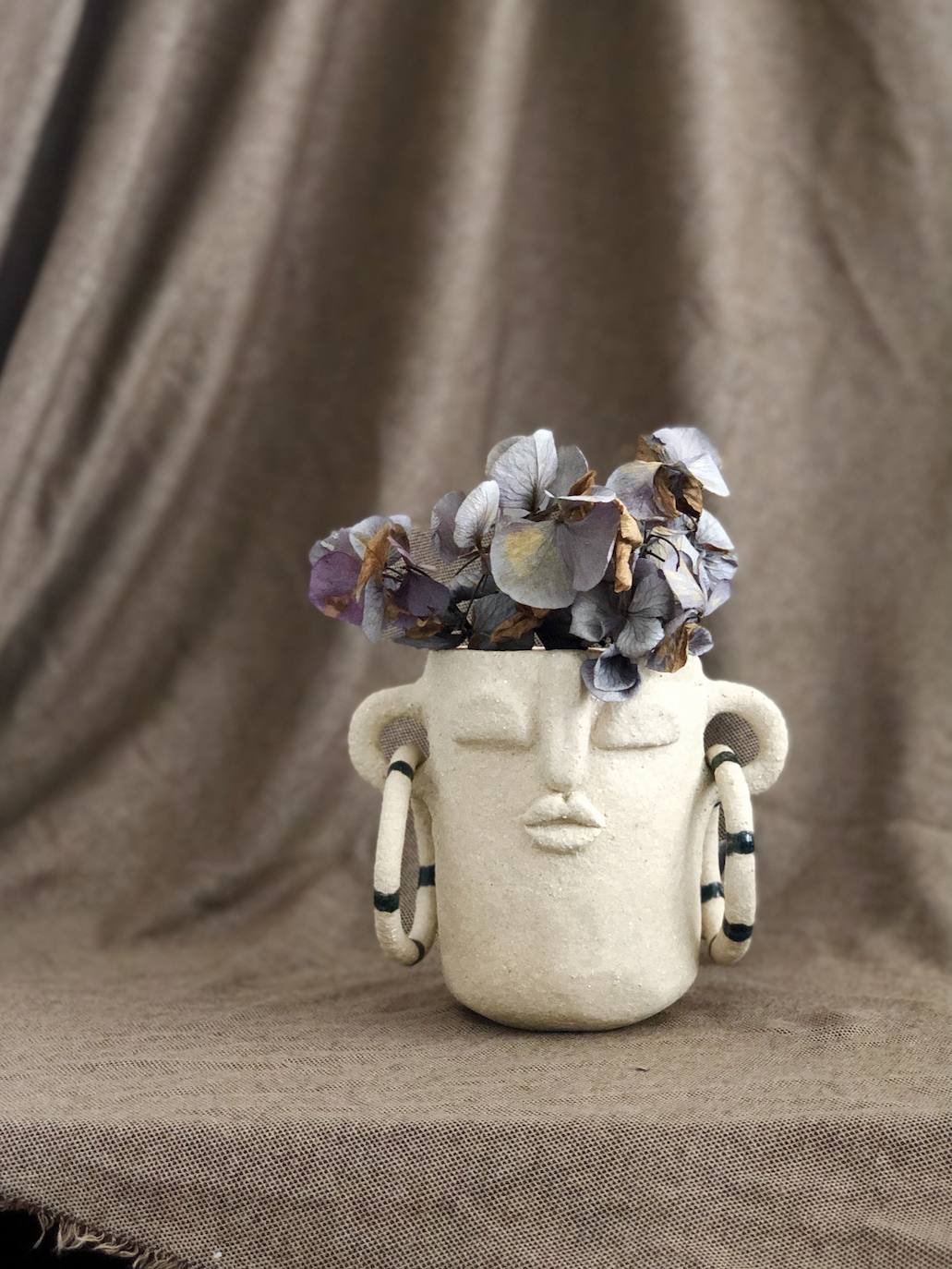 Fotos: Una profesora de Algorta crea originales jarrones inspirados en las historias de sus alumnos