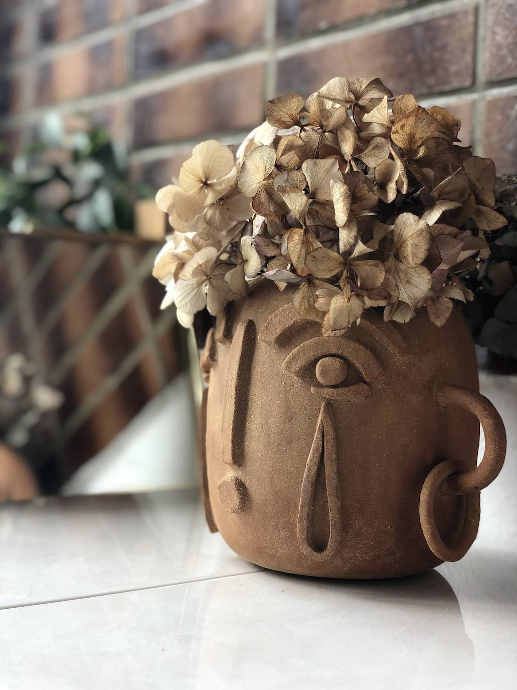 Fotos: Una profesora de Algorta crea originales jarrones inspirados en las historias de sus alumnos