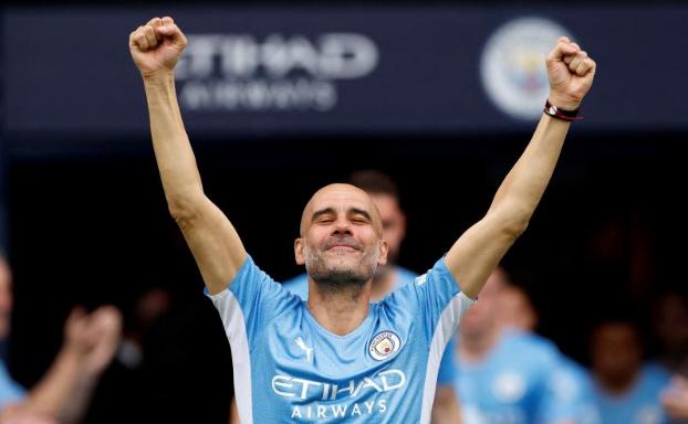 Imagen principal - 1. Guardiola, muy emocionado en la celebración. 2. Laporte y su chica, que esperan su primer hijo, se besan tras la victoria. 3. Los jugadores del City, con el trofeo. 