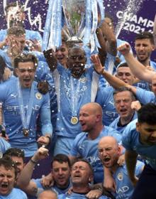 Imagen secundaria 2 - 1. Guardiola, muy emocionado en la celebración. 2. Laporte y su chica, que esperan su primer hijo, se besan tras la victoria. 3. Los jugadores del City, con el trofeo. 