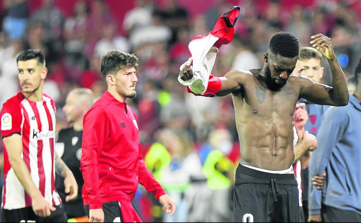 Williams se lamenta al final del partido junto a unos cariacontecidos Vencedor y Yuri.