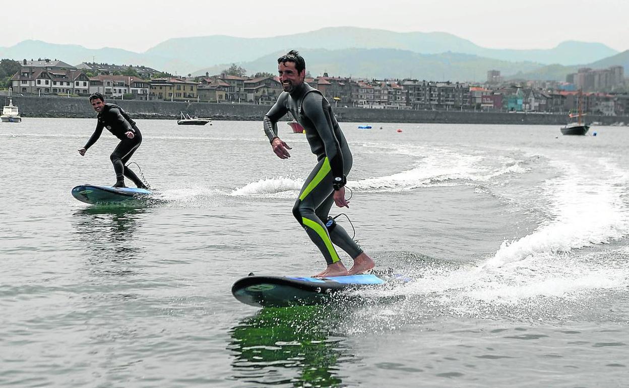 Los asistentes pudieron probar experiencias como salidas en txalupa y en bicis acuáticas o hacer surf, además de participar en talleres. 