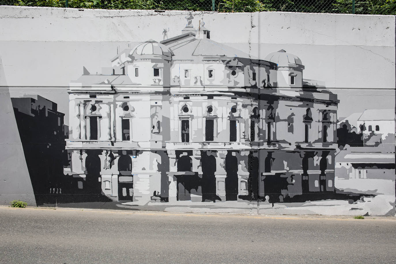 Fotos: El barrio de Olabeaga en Bilbao luce un mural de más de 100 metros que conmemora el centenario de la BOS