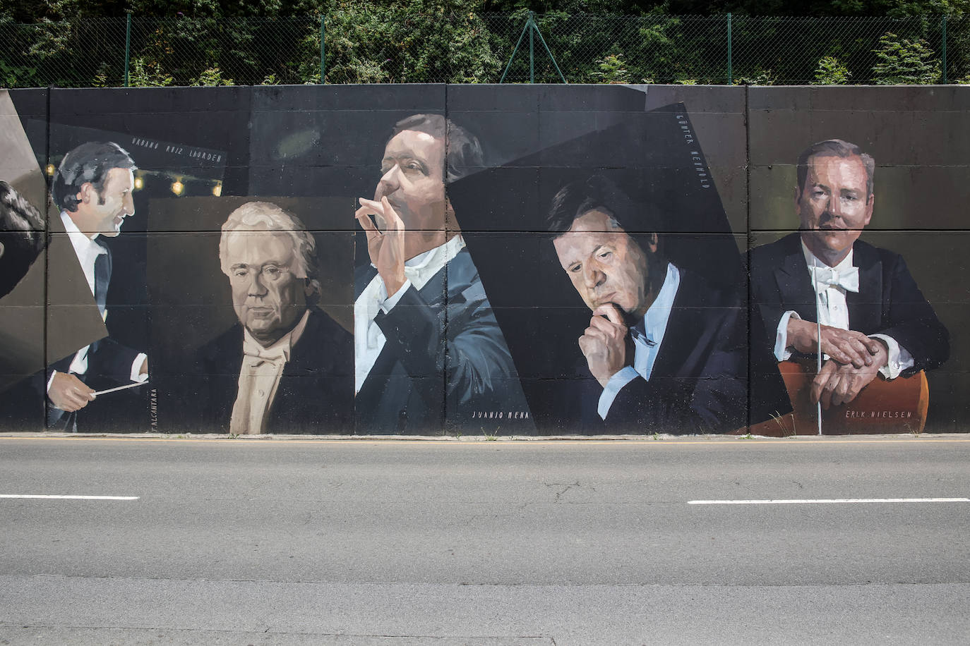 Fotos: El barrio de Olabeaga en Bilbao luce un mural de más de 100 metros que conmemora el centenario de la BOS