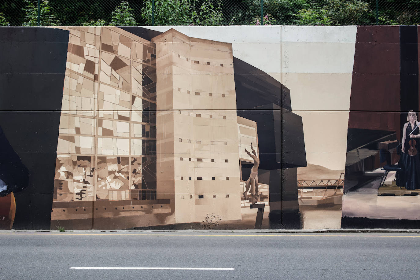 Fotos: El barrio de Olabeaga en Bilbao luce un mural de más de 100 metros que conmemora el centenario de la BOS