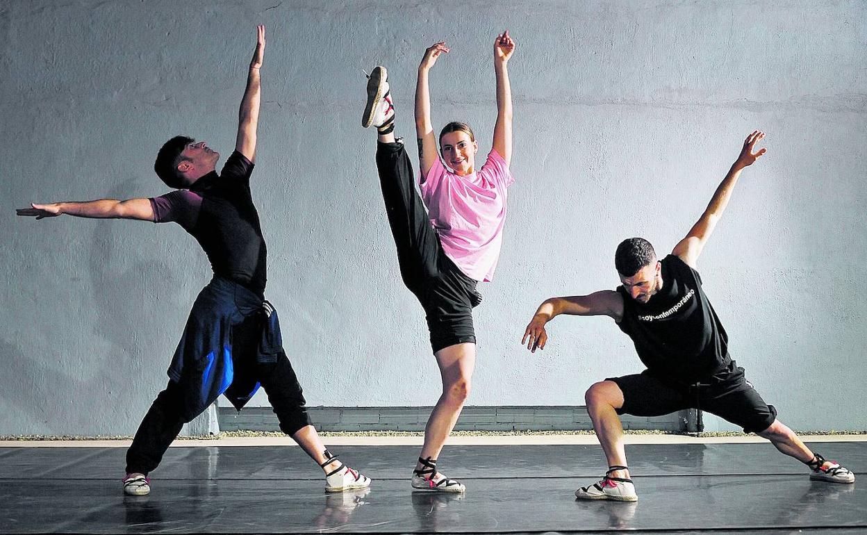 El bailarín y coreógrafo Mikel del Valle, a la izquierda, durante un ensayo con su compañía en el pabellón de Zorroza. 