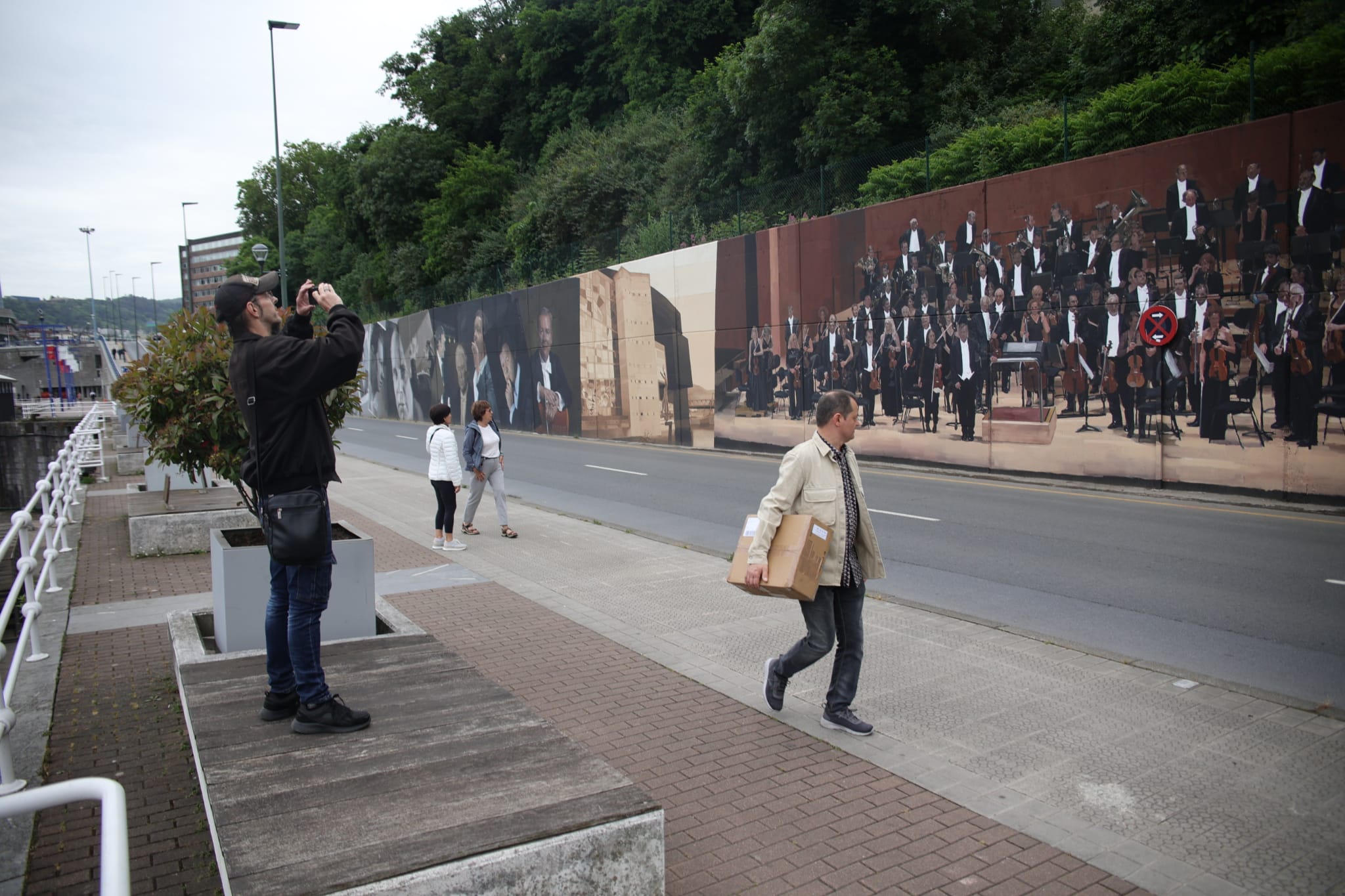 Fotos: El barrio de Olabeaga en Bilbao luce un mural de más de 100 metros que conmemora el centenario de la BOS