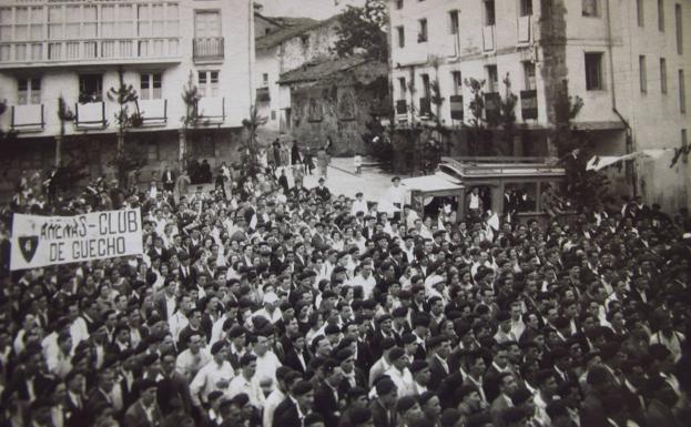 Aspecto de la plaza de Elgeta en día de la fundación de la Federación Vasco Navarra de Alpinismo, en 1924.