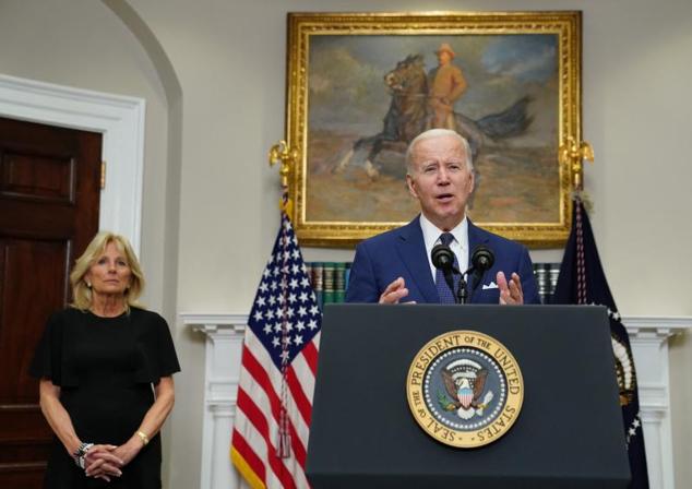 El presidente de Estados Unidos, Joe Biden, junto a su mujer, Jill Biden, condena el ataque a la escuela. Biden es firme defensor de restringir el acceso a las armas en Estados Unidos.