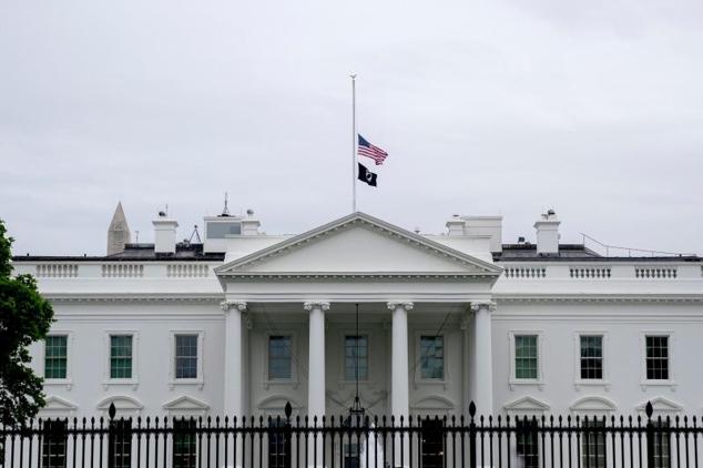 El presidente Biden ordena ondear las banderas a media asta en la Casa Blanca.