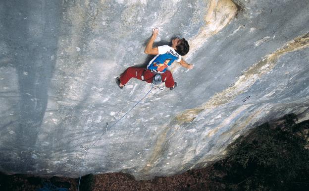 Josune Bereziartu superando en 2002 la vía Bain de sang, primer 9a femenino en el mundo.