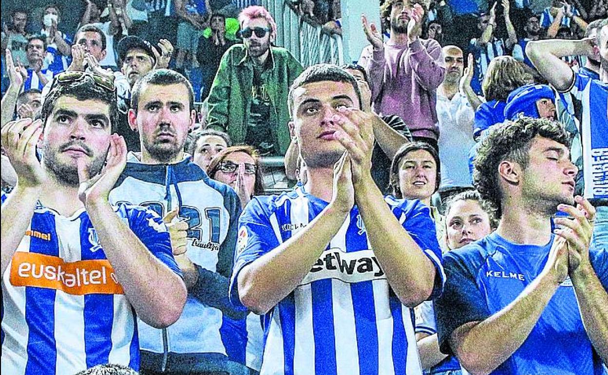 Aficionados albiazules en Mendizorroza tras caer ante el Cádiz.