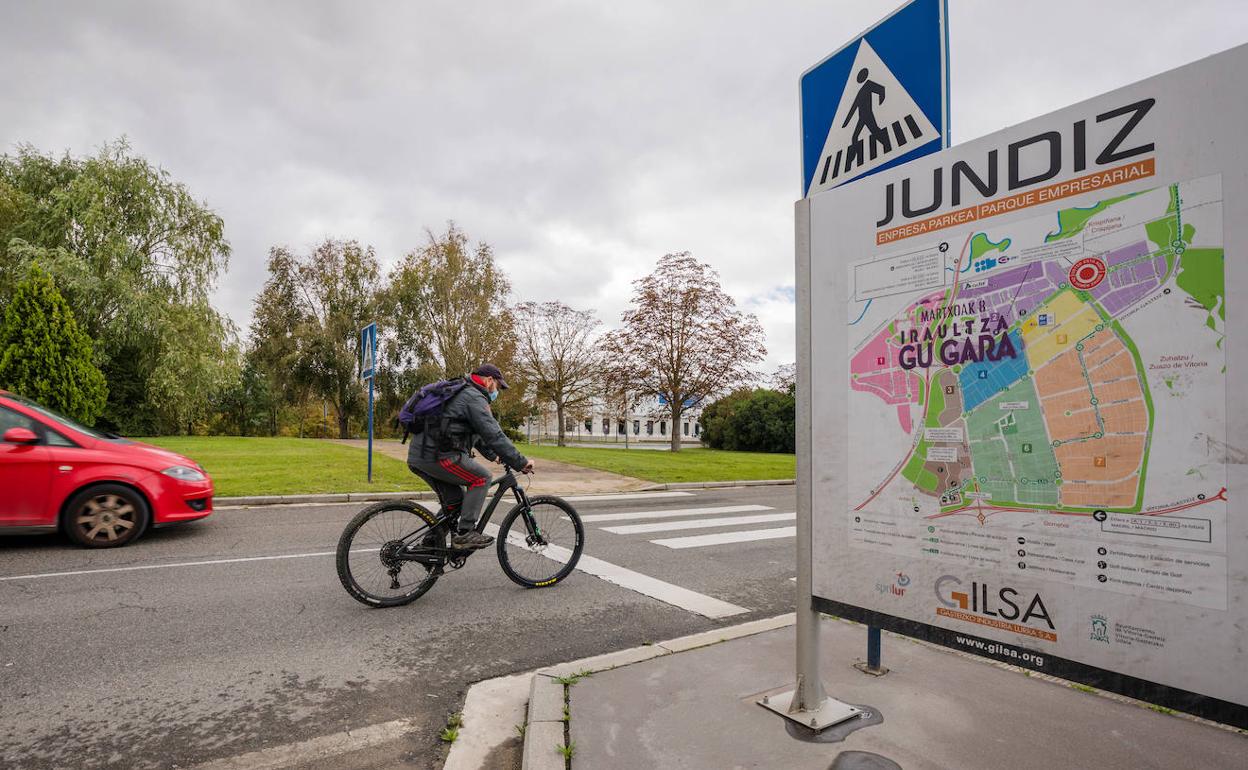 Un hombre acude a Júndiz en bicicleta.