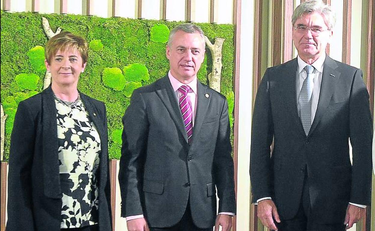 Tapia, Urkullu y el presidente de Siemens, Joe Kaeser, en 2018. 