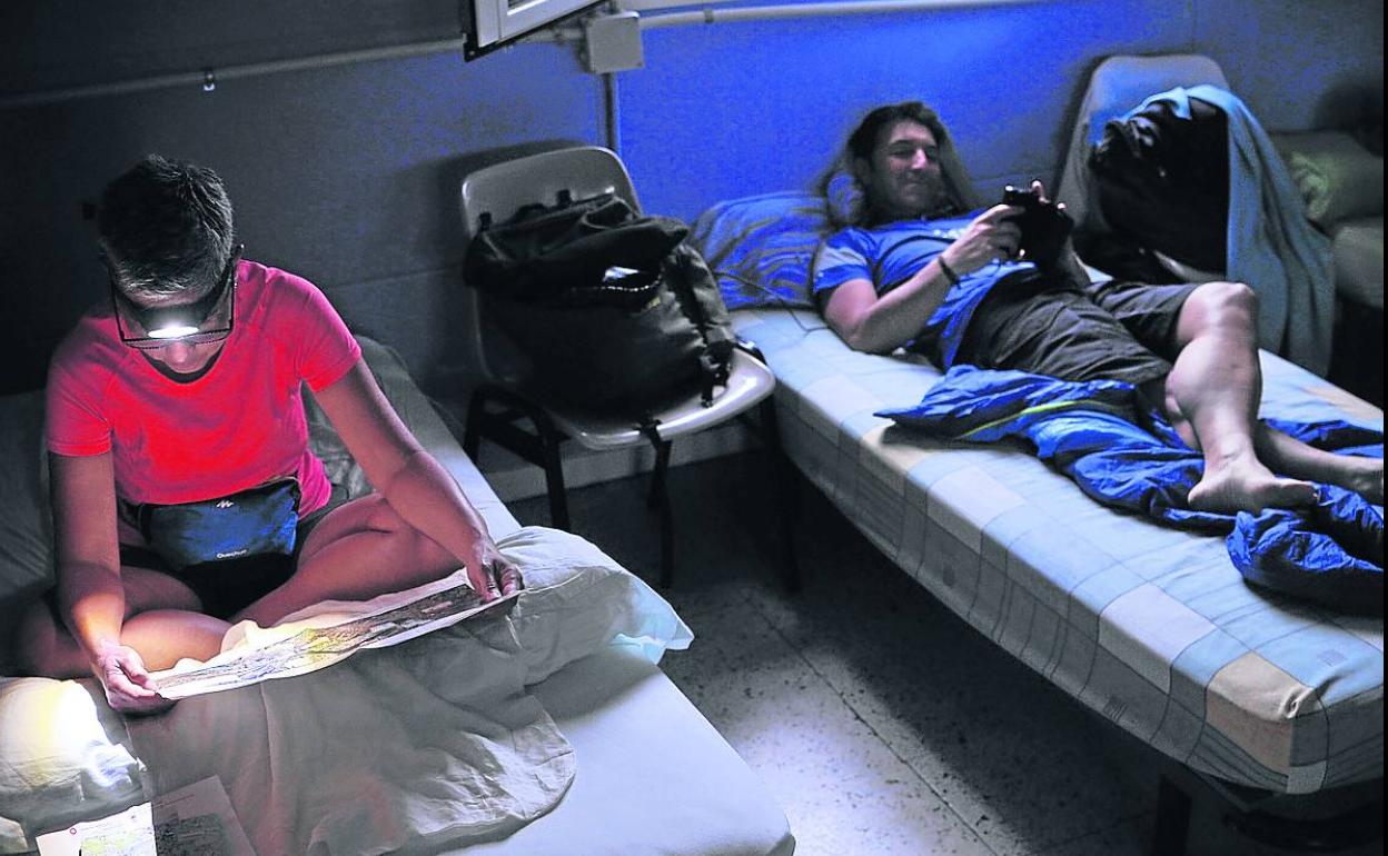 Peregrinos en el albergue de Altamira, en una foto de archivo. 