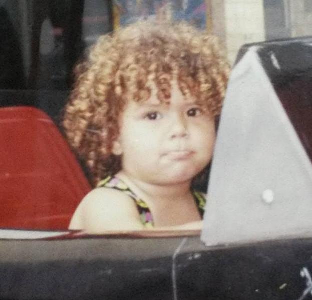 Naia Ibrain de pequeña con sus rizos.