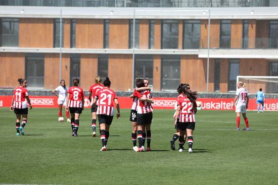 Jugadoras del Athletic femenino celebrando el gol de Erika en el último encuentro liguero, con el edificio principal de Lezama, aún en obras, al fondo. 