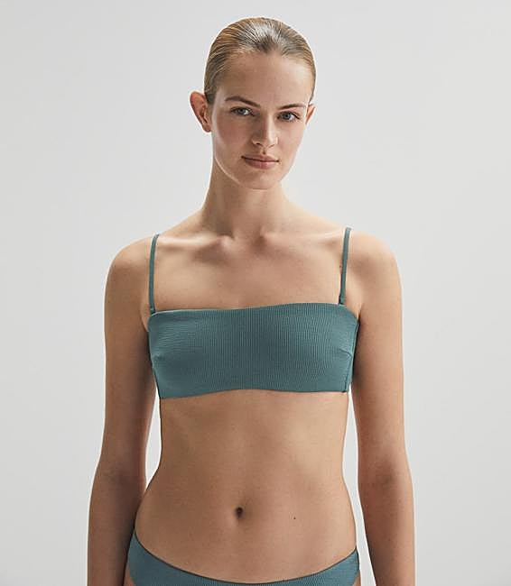 Bikini con 'top bandeau' de Oysho. 