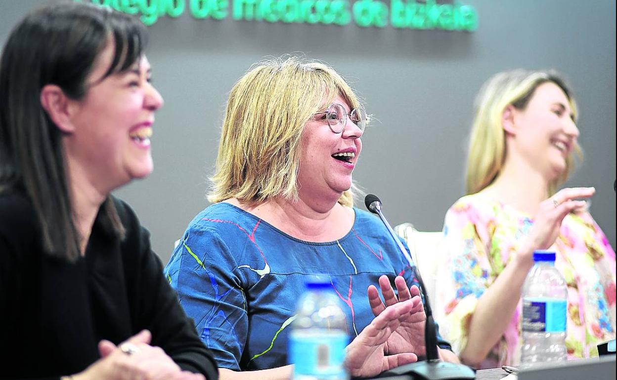Alicia San Juan, Txani Rodríguez y Beatriz Manjón, en un momento del debate en el Colegio de Médicos. 