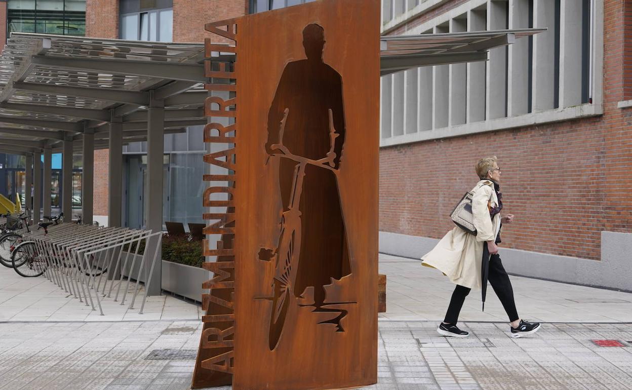 La Universidad de Mondragón estrena escultura dedicada a su fundador en Zorrozaurre