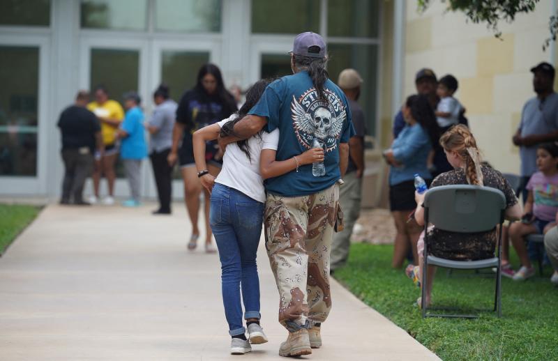Momento de la evacuación de la escuela de Uvalde (Texas).