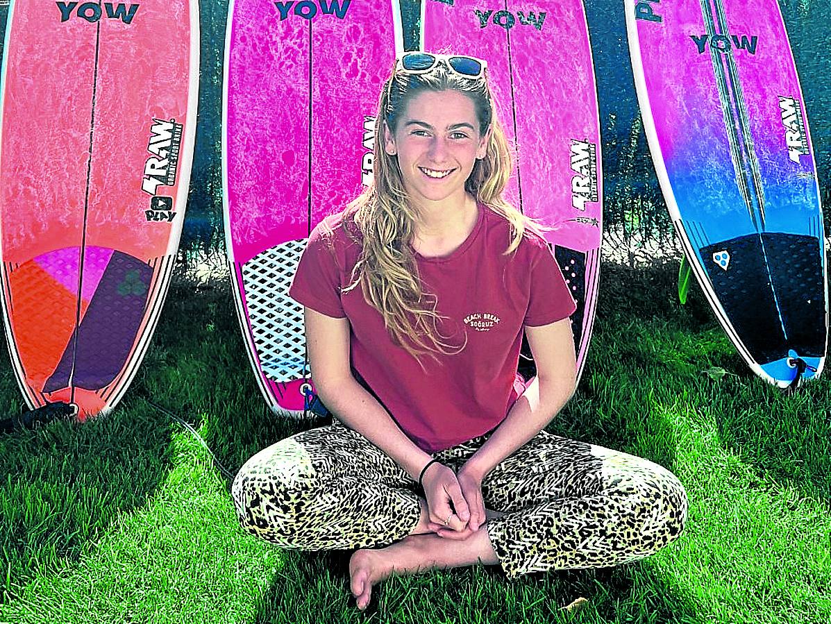 Ibone Gómez, joven de Leioa que entrena en Peña Txuri (Sopela), quiere vivir algún día del surf. 