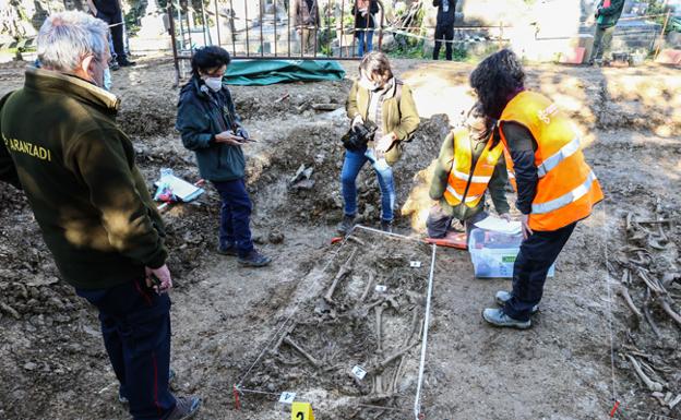 Investigadores trabajan en el hallazgo de fosas comunes en el cementerio de Begoña.