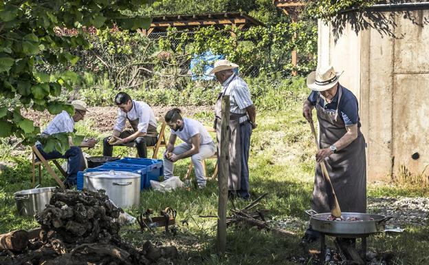 Antonio Martínez y Julián Pérez, junto a dos cocineros de Moncalvillo, pelan patatas y rehogan la carne para el rancho riojano.