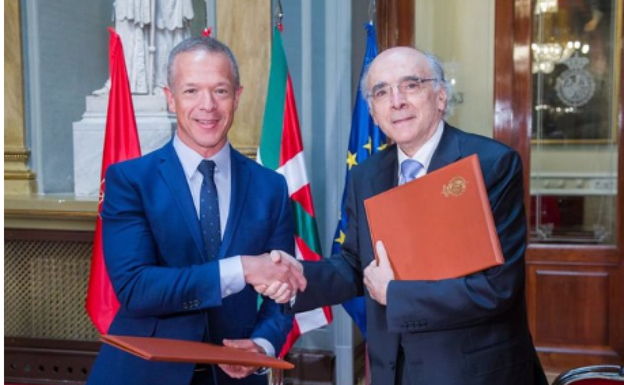 Ander Gil Lurralde Ordezkaritzako Ganberako presidenteak eta Andres Urrutia euskaltzainburuak akordioa izenpetu dute ostegun honetan.