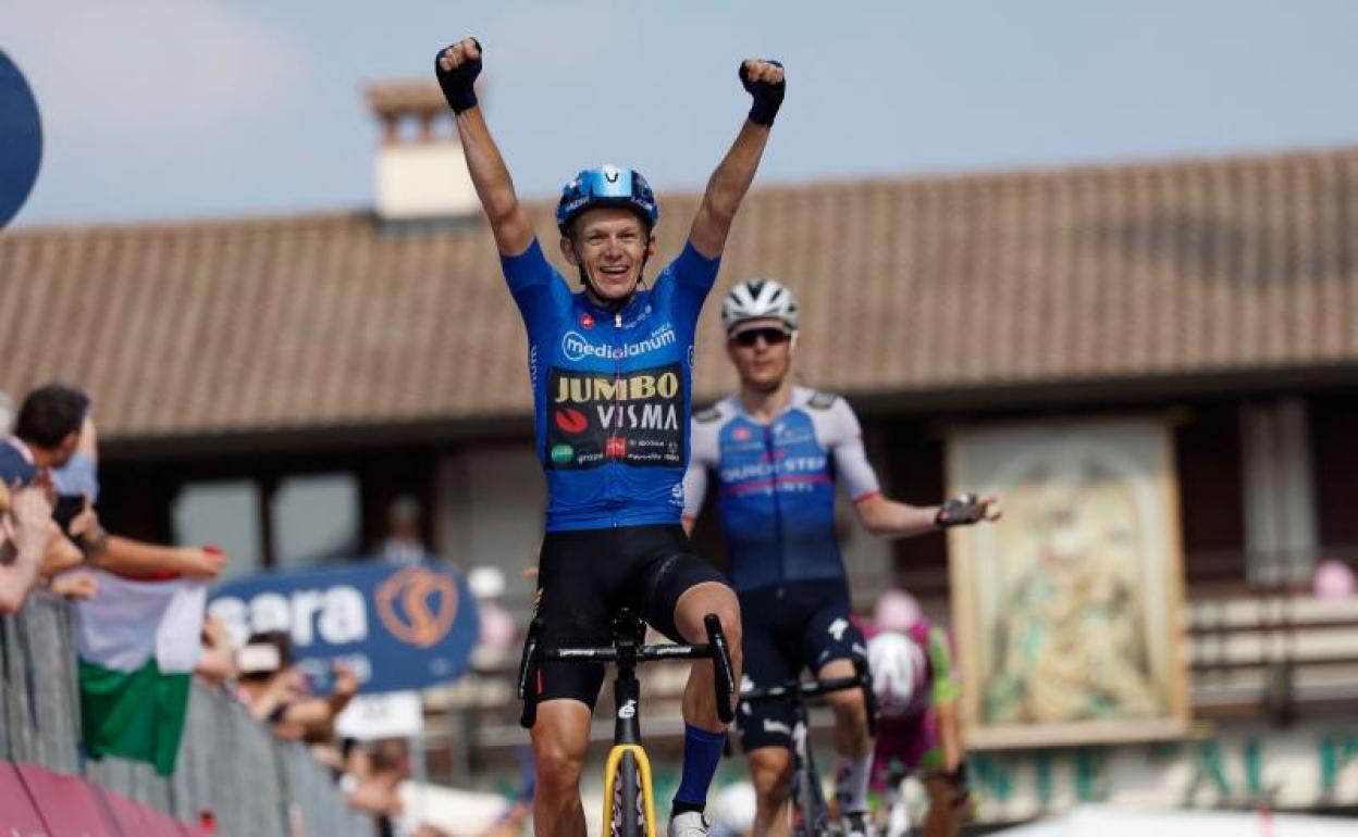 Bouwman celebra el triunfo ante la protesta de Schmid. 