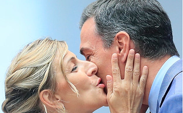 Pedro Sánchez saluda a Yolanda Díaz, durante la clausura de la presentación del plan estratégico para la recuperación y trasformación económica de Economía Social y de los Cuidados, este viernes en Moncloa. 