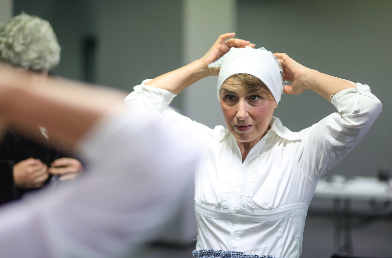 Rosa Quintana se ajusta el pañuelo.