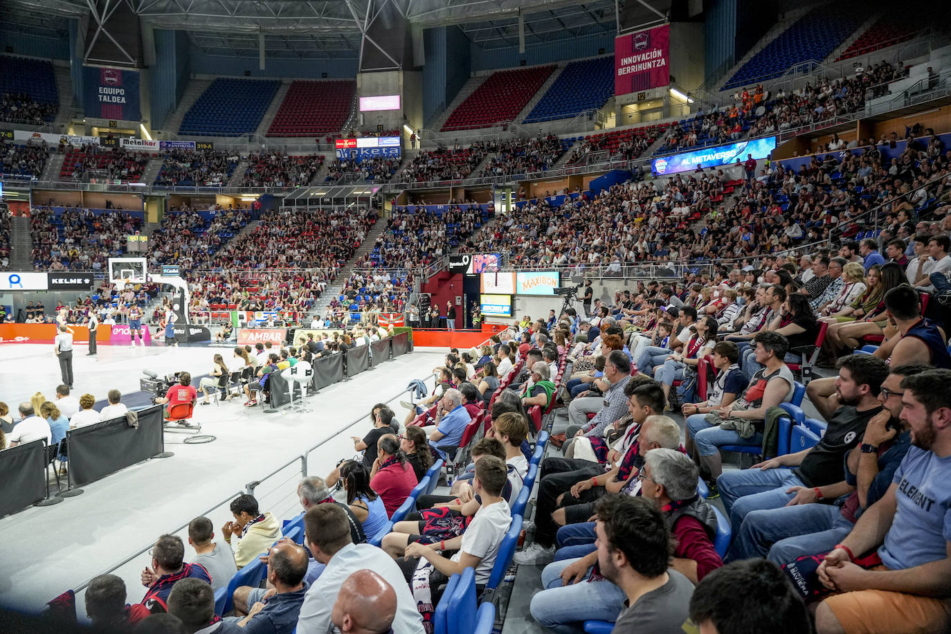 Fotos: Gran ambiente en el Buesa Arena