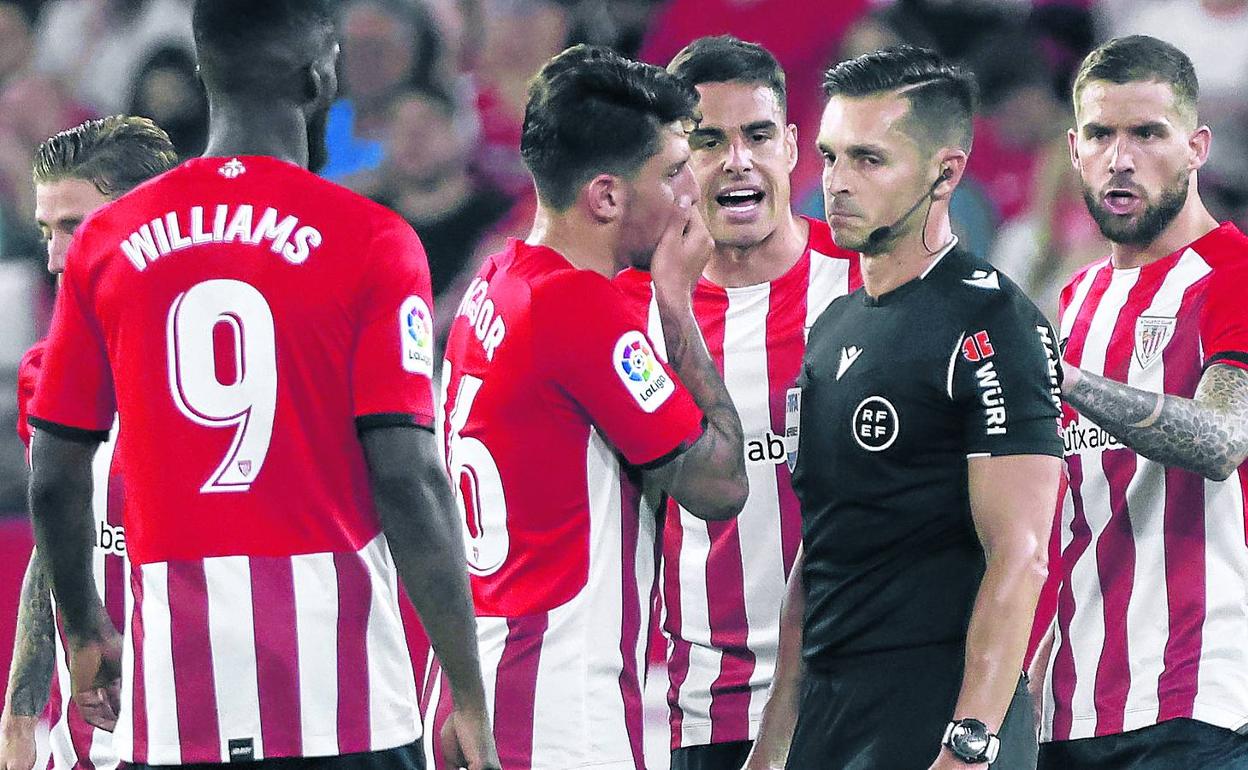 Unai Vencedor, Dani García e Iñigo Martínez protestan a Del Cerro Grande en el Sevilla-Athletic de la última jornada. 